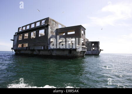 Gdynia, Polonia 7th, giugno 2015 nella foto: Torpedownia - tedesco edificio nazista dei siluri research center, costruita sul polacco terriery durante la Seconda Guerra Mondiale. Torpedownia era un siluro assembly hall con dispositivi per riprese di prova, costruita in corrispondenza del fondo della vaschetta, a poche centinaia di metri dalla riva. Foto Stock