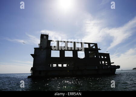 Gdynia, Polonia 7th, giugno 2015 nella foto: Torpedownia - tedesco edificio nazista dei siluri research center, costruita sul polacco terriery durante la Seconda Guerra Mondiale. Torpedownia era un siluro assembly hall con dispositivi per riprese di prova, costruita in corrispondenza del fondo della vaschetta, a poche centinaia di metri dalla riva. Foto Stock