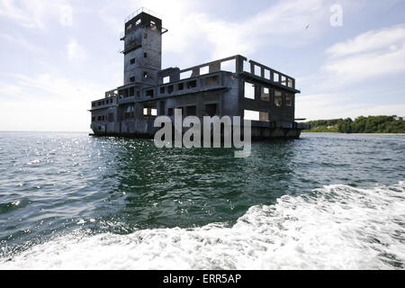 Gdynia, Polonia 7th, giugno 2015 nella foto: Torpedownia - tedesco edificio nazista dei siluri research center, costruita sul polacco terriery durante la Seconda Guerra Mondiale. Torpedownia era un siluro assembly hall con dispositivi per riprese di prova, costruita in corrispondenza del fondo della vaschetta, a poche centinaia di metri dalla riva. Foto Stock