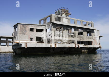 Gdynia, Polonia 7th, giugno 2015 nella foto: Torpedownia - tedesco edificio nazista dei siluri research center, costruita sul polacco terriery durante la Seconda Guerra Mondiale. Torpedownia era un siluro assembly hall con dispositivi per riprese di prova, costruita in corrispondenza del fondo della vaschetta, a poche centinaia di metri dalla riva. Foto Stock