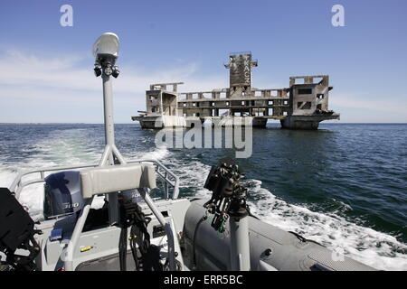 Gdynia, Polonia 7th, giugno 2015 nella foto: Torpedownia - tedesco edificio nazista dei siluri research center, costruita sul polacco terriery durante la Seconda Guerra Mondiale. Torpedownia era un siluro assembly hall con dispositivi per riprese di prova, costruita in corrispondenza del fondo della vaschetta, a poche centinaia di metri dalla riva. Foto Stock