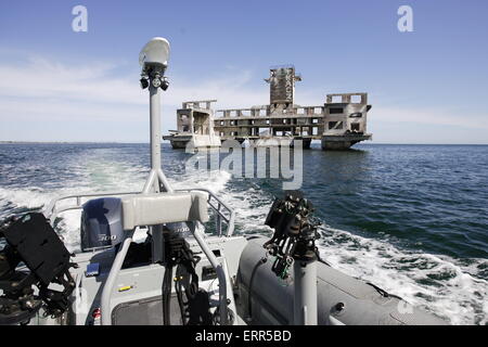 Gdynia, Polonia 7th, giugno 2015 nella foto: Torpedownia - tedesco edificio nazista dei siluri research center, costruita sul polacco terriery durante la Seconda Guerra Mondiale. Torpedownia era un siluro assembly hall con dispositivi per riprese di prova, costruita in corrispondenza del fondo della vaschetta, a poche centinaia di metri dalla riva. Foto Stock