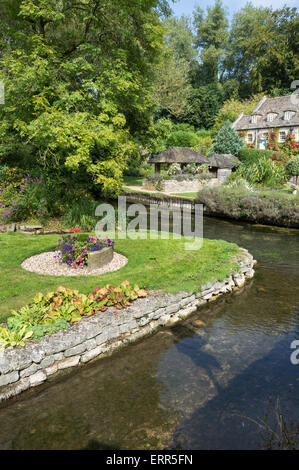 Allevamento di Trote e giardini, Bibury, Cotswolds, Gloucestershire, England Regno Unito Foto Stock