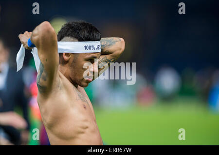 Berlino, Germania. Il 6 giugno, 2015. Neymar (Barcellona) Calcio/Calcetto : Neymar di Barcellona festeggia dopo aver vinto la finale di UEFA Champions League match tra Juventus 1-3 FC Barcellona a Olympiastadion di Berlino in Germania . Credito: Maurizio Borsari/AFLO/Alamy Live News Foto Stock