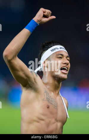 Berlino, Germania. Il 6 giugno, 2015. Neymar (Barcellona) Calcio/Calcetto : Neymar di Barcellona festeggia dopo aver vinto la finale di UEFA Champions League match tra Juventus 1-3 FC Barcellona a Olympiastadion di Berlino in Germania . Credito: Maurizio Borsari/AFLO/Alamy Live News Foto Stock