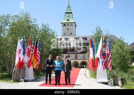 Elmau, Germania. Il 7 giugno, 2015. Il cancelliere tedesco Angela Merkel (C) accoglie favorevolmente Primo Ministro italiano Matteo Renzi (L) presso il castello di Elmau vicino a Garmisch-Partenkirchen, Germania meridionale, il 7 giugno 2015. La Germania ospita un vertice G7 qui il 7 giugno e il 8 giugno. (Xinhua/Zhu Sheng) Foto Stock