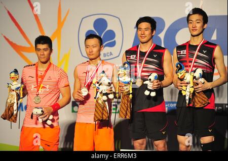 Jakarta, Indonesia. Il 7 giugno, 2015. Ko Sung Hyun (seconda R)/Shin Baek Choel (1R) della Corea del Sud e Fu Haifeng (1L)/Zhang Nan della Cina partecipare alla cerimonia di premiazione dopo la uomini doppio partita finale presso la BCA Indonesia Open 2015 a Jakarta, Indonesia, Giugno 7, 2015. Ko Sung Hyun/Shin Baek Choel ha vinto 2-1. Credito: Zulkarnain/Xinhua/Alamy Live News Foto Stock