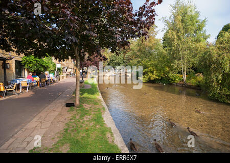 Fiume Windrush in esecuzione attraverso Bourton-on-the-acqua, Gloucestershire; Cotswolds; Inghilterra; Regno Unito Foto Stock