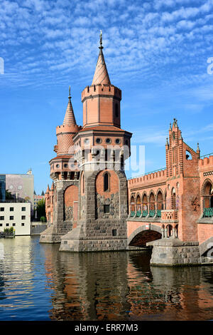 Germania, Berlino, quartiere di Kreuzberg, Oberbaumbrucke ponte sul fiume Spree. Foto Stock