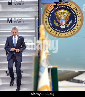 Monaco di Baviera, Germania. 07Th Giugno, 2015. Il Presidente Usa Barack Obama esce dalla Air Force One aircrat dopo l arrivo all aeroporto di Monaco di Baviera, Germania, 07 giugno 2015. I capi di Stato e di governo dei sette paesi più industrializzati (G7) sono programmati per incontrare nel castello di Elmau, Baviera, il 07 e 08 giugno per discutere la politica estera e di sicurezza le sfide. Foto: STEFAN PUCHNER/dpa/Alamy Live News Foto Stock