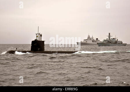 La marina militare svedese attacco sommergibile HMS Gotland e la Marina reale olandese De Zeven Provincien fregata classe HNLMS Tromp, centro, unire la British Royal Navy tipo 23 fregata HMS Portland in formazione durante la NATO esercitazioni di manovra come una parte di esercitare la Mangusta dinamico Maggio 4, 2015 nell'Oceano Atlantico in Norvegia. Foto Stock