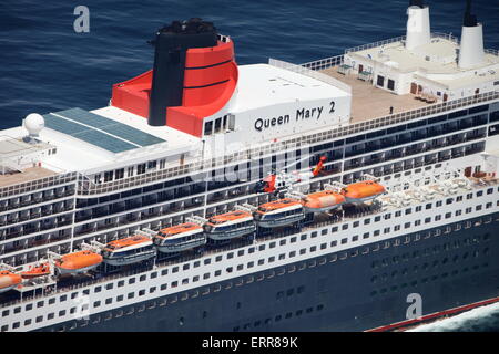 La US Coast Guard rescue equipaggi medicalmente evacuato un uomo da 992-piede Bermuda contrassegnato nave da crociera Queen Mary II da Salvataggio in elicottero Maggio 9, 2015 180 miglia a sud di Nantucket, Massachusetts. Foto Stock