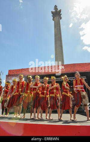 Trafalgar Square, Londra, Regno Unito. Il 7 giugno 2015. Ciao Indonesia, evento culturale avviene a Trafalgar Square, con cibo e spettacoli. Foto Stock