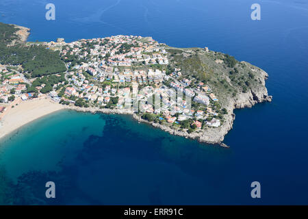 VISTA AEREA. Distretto di Montgó su una penisola. L'Escala, Costa Brava, Provincia di Girona, Catalogna, Spagna. Foto Stock