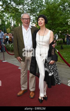 Bad Hersfeld, Germania. Il 6 giugno, 2015. Noi attrice e cantante Helen Schneider e direttore tedesco Helmut Baumann arriva per l'apertura del festival a Hersfeld in Bad Hersfeld, Germania, 06 giugno 2015. Il sessantacinquesimo stagione del festival si è aperto con la premiere di Shakespeare 'Comedy Of Errors." Foto: UWE ZUCCHI/dpa/Alamy Live News Foto Stock