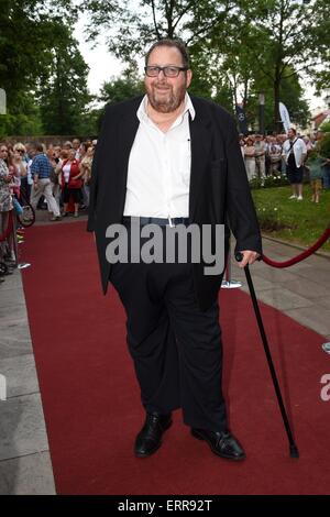 Bad Hersfeld, Germania. Il 6 giugno, 2015. Attore Ottfried Fischer arriva per l'apertura del festival a Hersfeld in Bad Hersfeld, Germania, 06 giugno 2015. Il sessantacinquesimo stagione del festival si è aperto con la premiere di Shakespeare 'Comedy Of Errors." Foto: UWE ZUCCHI/dpa/Alamy Live News Foto Stock