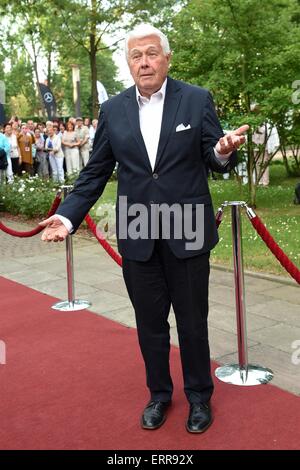 Bad Hersfeld, Germania. Il 6 giugno, 2015. Attore austriaco Peter Weck arriva per l'apertura del festival a Hersfeld in Bad Hersfeld, Germania, 06 giugno 2015. Il sessantacinquesimo stagione del festival si è aperto con la premiere di Shakespeare 'Comedy Of Errors." Foto: UWE ZUCCHI/dpa/Alamy Live News Foto Stock