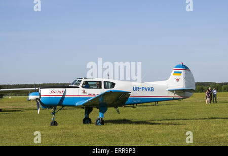 6 giugno 2015 - La vecchia formazione sovietica aeromobile IL-18. -- Gli aeromobili in piedi sul prato verde in una chiara giornata di sole su airfield ''Chayka'' (Seagul) in Boyarka © Igor Golovniov/ZUMA filo/Alamy Live News Foto Stock