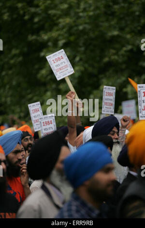 Londra, Regno Unito. Il 7 giugno, 2015. Manifestanti alzare i pugni e cartelloni durante una manifestazione di protesta sulla presunta discriminazione contro i sikh da parte del governo indiano. Credito: Finn Nocher/Alamy Live News Foto Stock