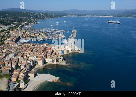 VISTA AEREA. Il vecchio villaggio e il porto turistico di Saint-Tropez con il suo golfo. Var, Costa Azzurra, Francia. Foto Stock