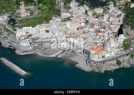 VISTA AEREA. Villaggio di Atrani. Costiera Amalfitana, Provincia di Salerno, Campania, Italia. Foto Stock