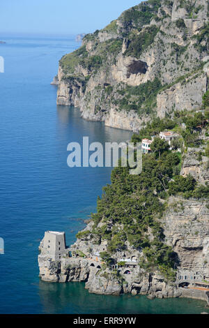 VISTA AEREA. Torre di guardia sulle scogliere della Costiera Amalfitana. Torre di Clavel, Positano, Provincia di Salerno, Campania, Italia. Foto Stock
