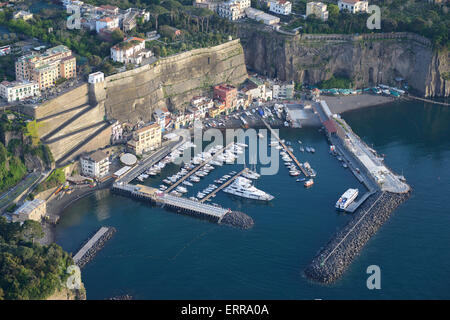 VISTA AEREA. Marina di piano di Sorrento. Penisola Sorrentina, Città Metropolitana di Napoli, Campania, Italia. Foto Stock