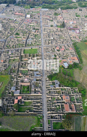 VISTA AEREA. Rovine dell'antica città di Pompei. Città metropolitana di Napoli, Campania, Italia. Foto Stock