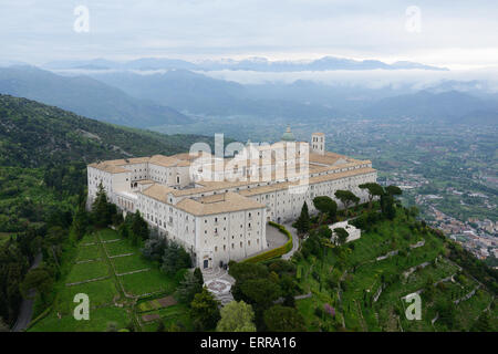 VISTA AEREA. Abbazia di Montecassino. Cassino, Provincia di Frosinone, Lazio, Italia. Foto Stock