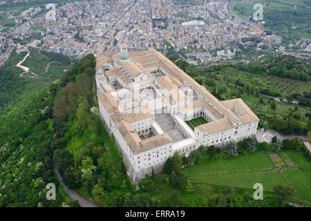 VISTA AEREA. Abbazia di Montecassino con vista sulla città di Cassino. Provincia di Frosinone, Lazio, Italia. Foto Stock