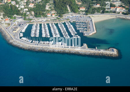 VISTA AEREA. Marina di finale Ligure. Provincia di Savona, Liguria, Italia. Foto Stock