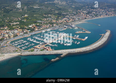 VISTA AEREA. Marina di Loano. Provincia di Savona, Liguria, Italia. Foto Stock