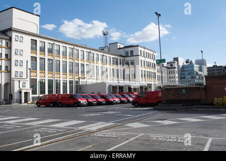 Furgoni postali fuori dal Mount Pleasant Mail Center, Farringdon Road, Londra, EC1, Inghilterra, REGNO UNITO Foto Stock