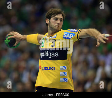 Magdeburg, Germania. 05 Giugno, 2015. Rhein-Neckar Loewen di Uwe Gensheimer in azione durante la Bundesliga tedesca di handball match tra SC Magdeburg e Rhein-Neckar Loewen in Getec Arena a Magdeburgo, Germania, 05 giugno 2015. Foto: Jens Wolf/dpa/Alamy Live News Foto Stock