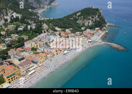 VISTA AEREA. Pittoresca località balneare su una costa montagnosa. Varigotti, Provincia di Savona, Liguria, Italia. Foto Stock