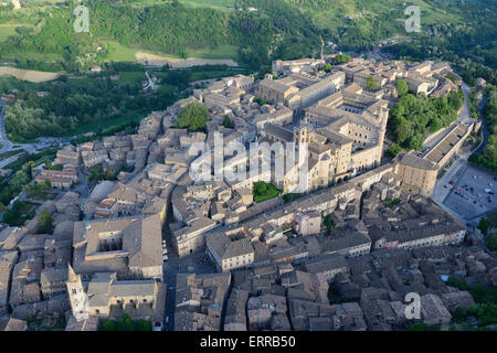 VISTA AEREA. Pittoresca città medievale dichiarata patrimonio dell'umanità dall'UNESCO. Urbino, Provincia di Pesaro e Urbino, Marche, Italia. Foto Stock