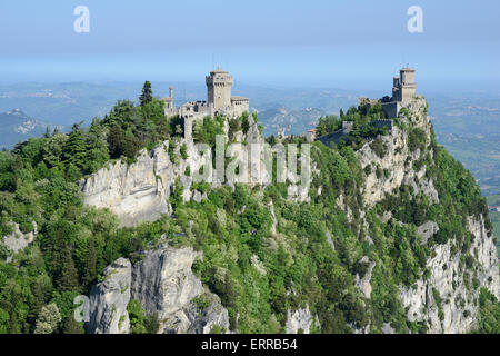 VISTA AEREA. Due dei tre castelli del Monte Titano, da sinistra a destra: Cesta, e Guaita Torri. Repubblica di San Marino. Foto Stock