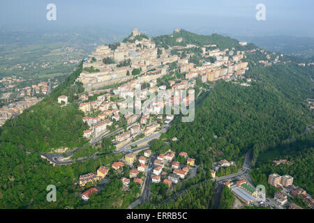 VISTA AEREA. La capitale di San Marino sul lato occidentale del Monte Titano. Repubblica di San Marino. Foto Stock