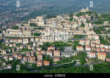 VISTA AEREA. La capitale di San Marino sul lato occidentale del Monte Titano. Repubblica di San Marino. Foto Stock