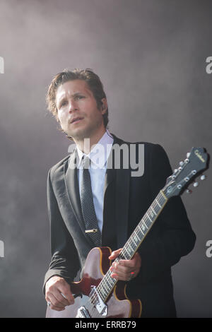 Daniel Kessler, chitarrista statunitense American band 'Interpol' esegue sul palco del 'Rock im Park' music festival di Norimberga (Germania), 07 giugno 2015. La festa prosegue fino al 07 giugno. Foto: Matthias Merz/dpa Foto Stock