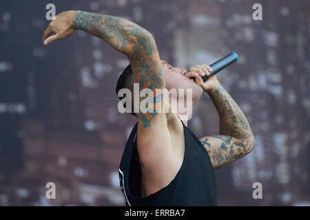 Mendig, Germania. 07Th Giugno, 2015. Winston McCall, cantante australiano di metalcore band 'Parkway Drive, ' esegue sul palco principale al 'Rock am Ring Festival musicale di Mendig, Germania, 07 giugno 2015. Foto: THOMAS FREY/Dpa/Alamy Live News Foto Stock