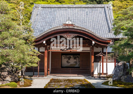 Percorso coperto di muschio che conduce ad un piccolo santuario al complesso di templi di Nanzen a Kyoto. Ingresso al santuario mostra pittura sul retro della sala Foto Stock