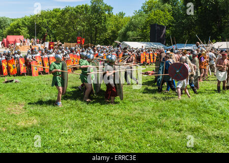 Mosca, Russia, Domenica, 7 giugno 2015. Tempi annui e epoche festival ha avuto luogo a Mosca il 6 giugno e 7th, 2015. Il festival è stato dedicato al periodo dell'antichità. Antica Roma, Grecia, Giudea, Germania, Bosforo unito nonché Celtic e Scita tribù erano rappresentati. Squadre di club e da molte regioni e città della Russia nonché dall'Italia, Grecia, Francia, Romania, Svizzera, Olanda, Polonia, Moldavia, Bielorussia e Ucraina hanno preso parte all'evento. Editoriale, uso esemplificativo soltanto. La battaglia deve andare avanti. Credito: Alex Immagini/Alamy Live News Foto Stock