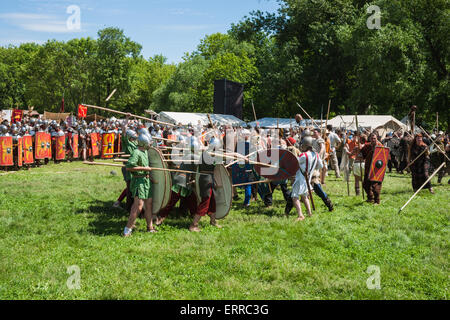 Mosca, Russia, Domenica, 7 giugno 2015. Tempi annui e epoche festival ha avuto luogo a Mosca il 6 giugno e 7th, 2015. Il festival è stato dedicato al periodo dell'antichità. Antica Roma, Grecia, Giudea, Germania, Bosforo unito nonché Celtic e Scita tribù erano rappresentati. Squadre di club e da molte regioni e città della Russia nonché dall'Italia, Grecia, Francia, Romania, Svizzera, Olanda, Polonia, Moldavia, Bielorussia e Ucraina hanno preso parte all'evento. Editoriale, uso esemplificativo soltanto. La battaglia deve andare avanti. Credito: Alex Immagini/Alamy Live News Foto Stock