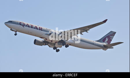 Qatar Airways Airbus A330 A7-aeb in partenza dall'aeroporto di Heathrow LHR Foto Stock