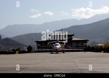 Un aereo si trova sull'asfalto dell'aeroporto internazionale della città di Paro in Bhutan Foto Stock