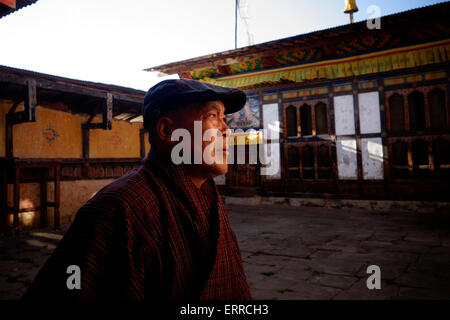 Un Buddista devoto al cortile di Tamshing Lakhang tempio formalmente il Tamshing Lhendup Chholing (Tempio del buon messaggio) o Tamzhing Lhundrup costruito nel 1501 da Zgei Lingpa e considerato il più importante Nyingma goemba in Bhutan situato nel distretto di Bumthang nel centro di Bhutan Foto Stock