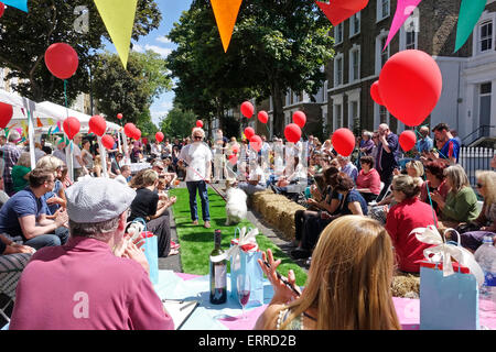 Islington, Londra, 7 giugno 2015. Un gloriosamente giornata di sole per il cane mostra concorso al Big Pranzo Street Party in Englefield Road. Credito: Foto Stock