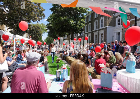 Islington, Londra del nord il 7 giugno 2015. Un gloriosamente giornata di sole a Londra per un allegro dog show la concorrenza a Big Pranzo Street Party in Englefield Road. Foto Stock