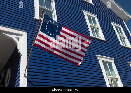 Un Betsy Ross bandiera, che rappresenta il 13 colonie originali. Il weekend del Memorial Day 2015 a Newport, Rhode Island. Foto Stock